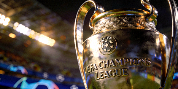 欧冠奖杯特写 - 欧洲冠军联赛冠军奖杯在灯光下闪耀